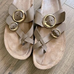 Comfortable sandals with toe ring and gold buckle